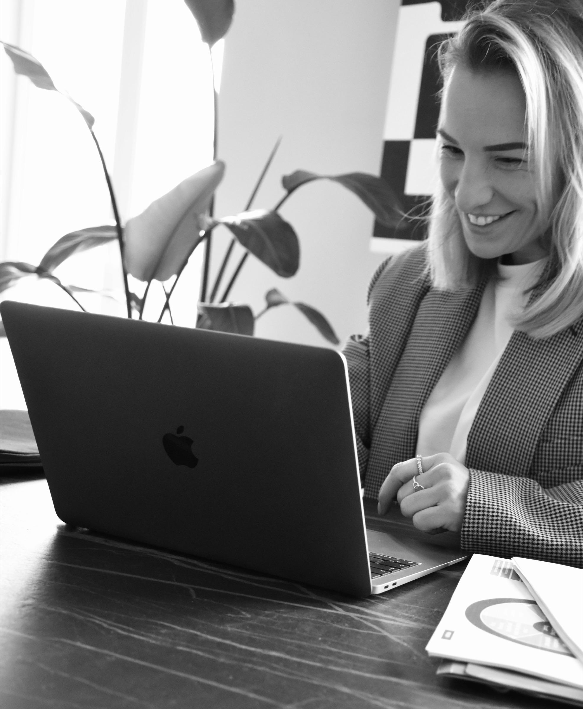 Michelle werkt achter haar laptop
